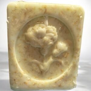 Hand Crafted Artisian Aloe Vera, Oatmeal & Honey Soap.